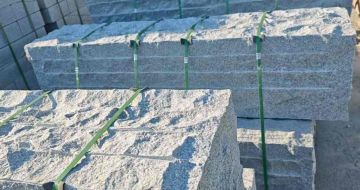 阳江芝麻白自然面整石 坐凳