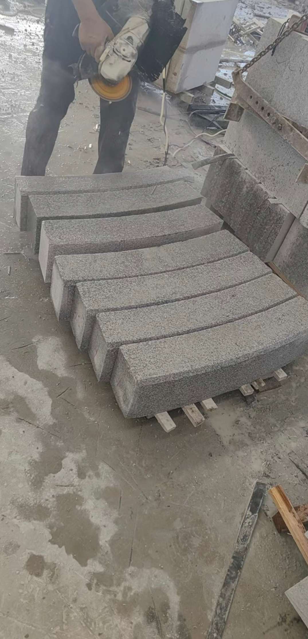 阳江芝麻白弧形路牙石