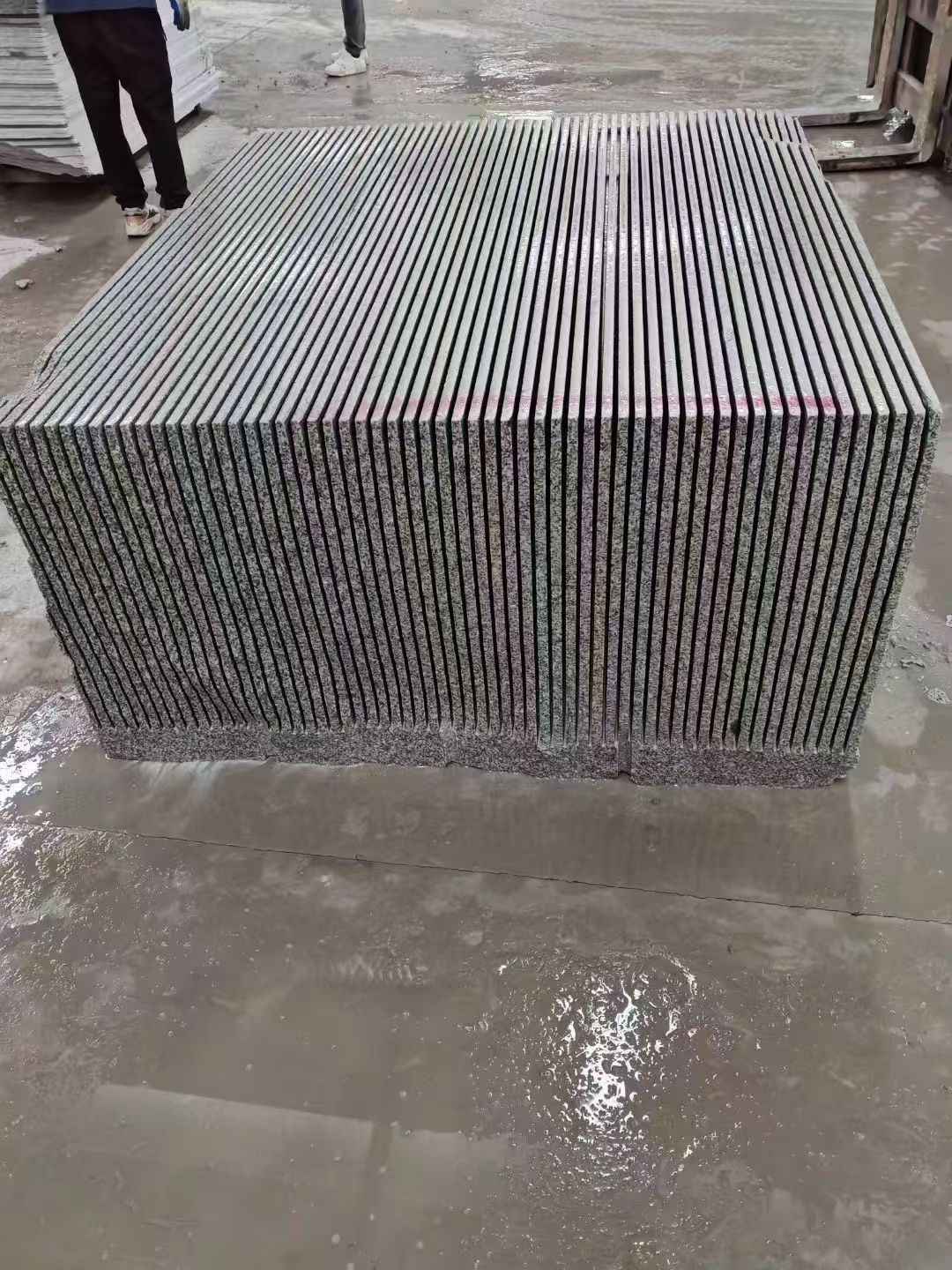 阳江芝麻白毛板荒料切割